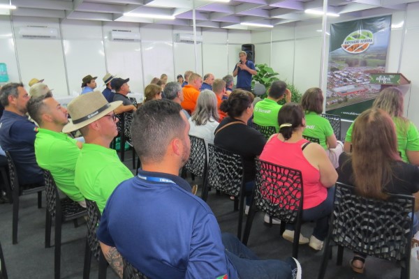 Ir para  <p><big>Experi&ecirc;ncias exitosas no uso do cr&eacute;dito rural e manejo do solo para diminuir os impactos das estiagens foram apresentados na tarde desta quinta-feira (27/03) no 2&ordm; Semin&aacute;rio Regional de...