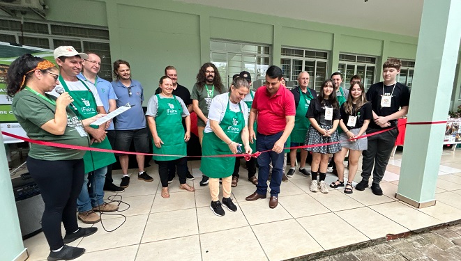 Ir para  <p>Erechim ganha uma nova vitrine para a produ&ccedil;&atilde;o agroecol&oacute;gica local. Nesta quinta-feira (27), o Campus Erechim do Instituto Federal do Rio Grande do Sul (IFRS) inaugurou a IFeira, uma feira semanal...