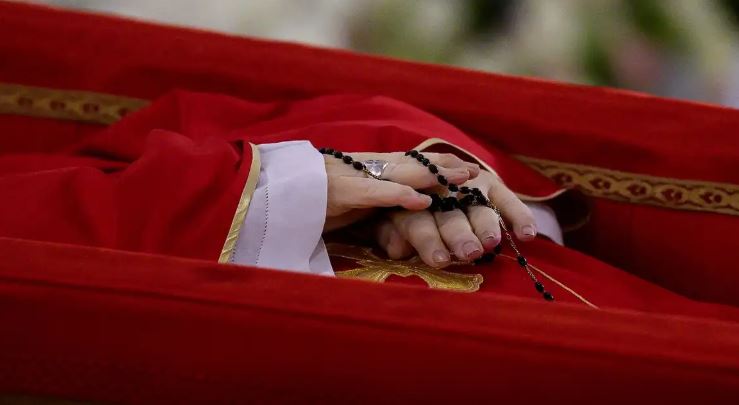 Ir para  <p>Mais de 20 mil fi&eacute;is se reuniram nesta quarta-feira (23) na Pra&ccedil;a Santa Marta, no Vaticano, para prestar condol&ecirc;ncias e receber o caix&atilde;o com o corpo do papa Francisco....