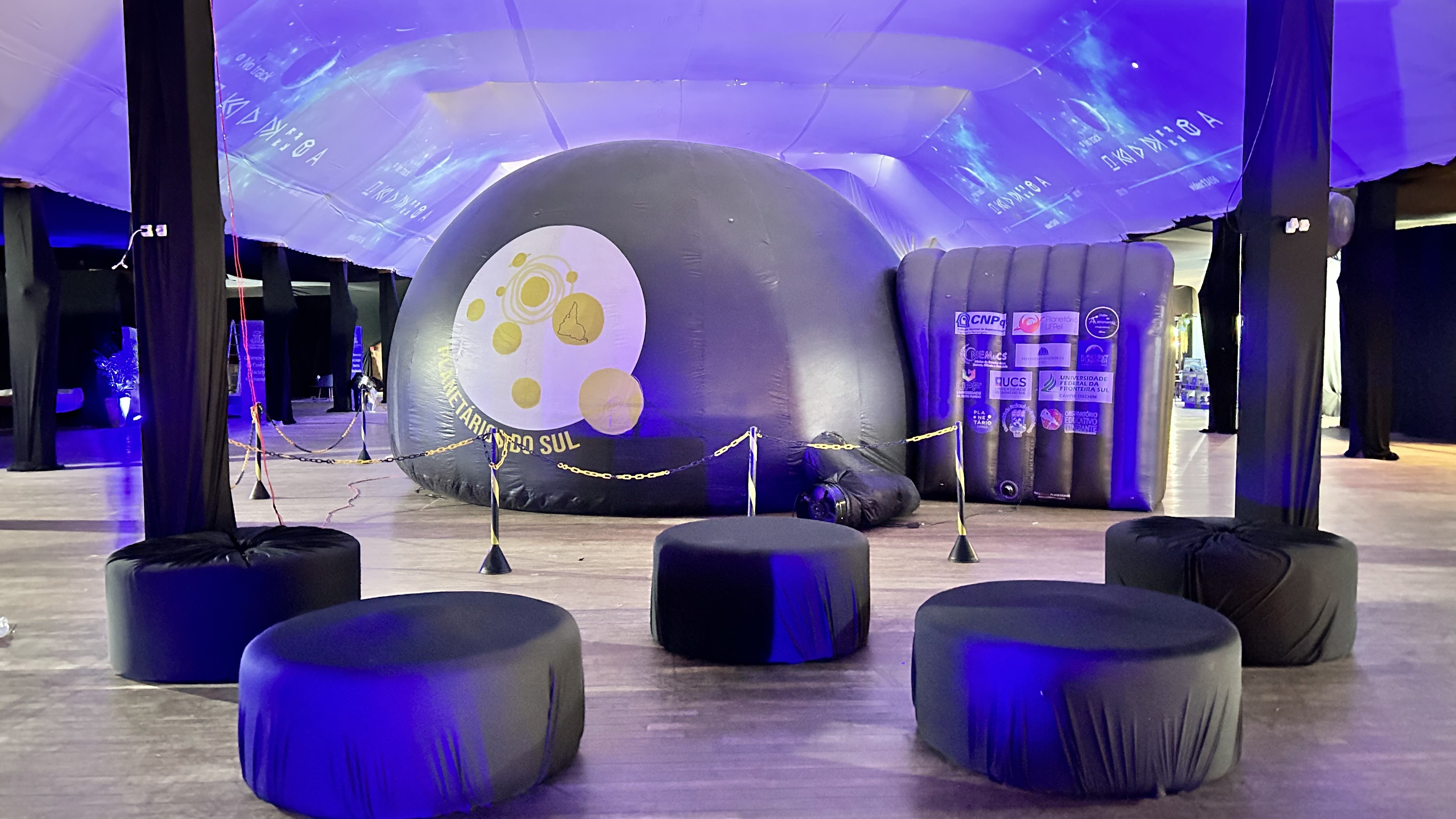 Ir para  <p>As visitas podem ocorrer de segunda a sexta-feira, manh&atilde;, tarde e noite, de acordo com disponibilidade. As agendas s&atilde;o feitas pelo e-mail&nbsp;<a href="mailto:planetario.erechim@uffs.edu.br"...