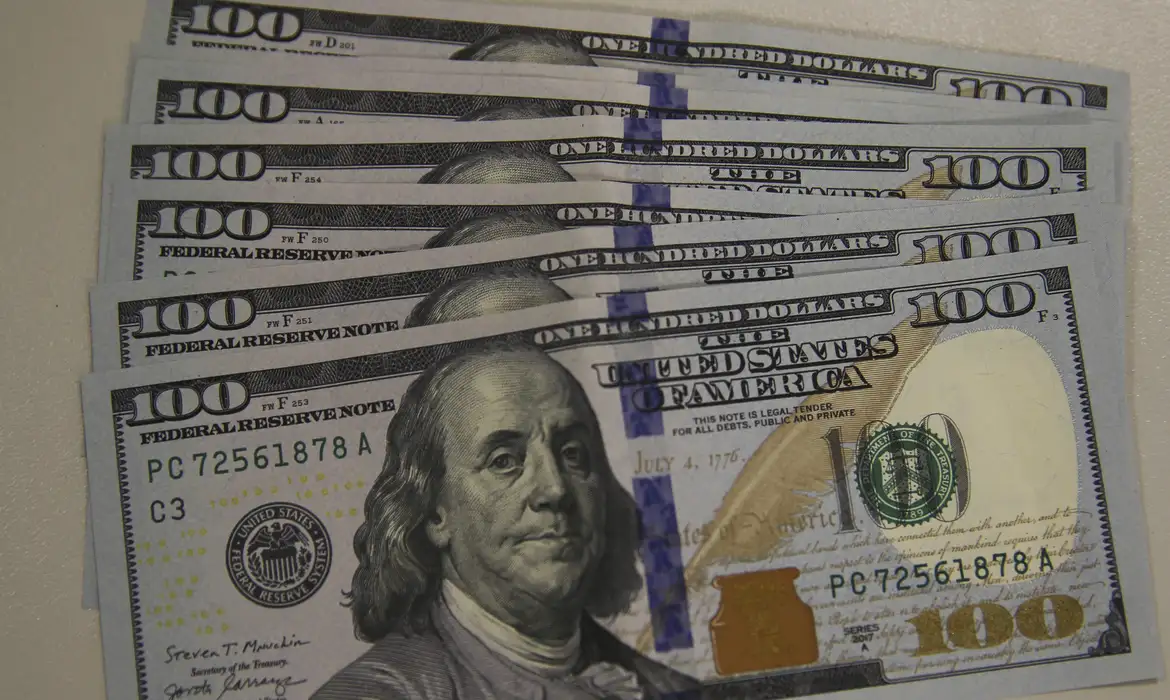 Ir para  <p><big>Em um dia de al&iacute;vio no mercado global, o d&oacute;lar fechou abaixo de R$ 5,60 e atingiu o menor valor em oito meses ap&oacute;s os presidentes dos Estados Unidos, Donald Trump, e da China, Xi Jinping,...