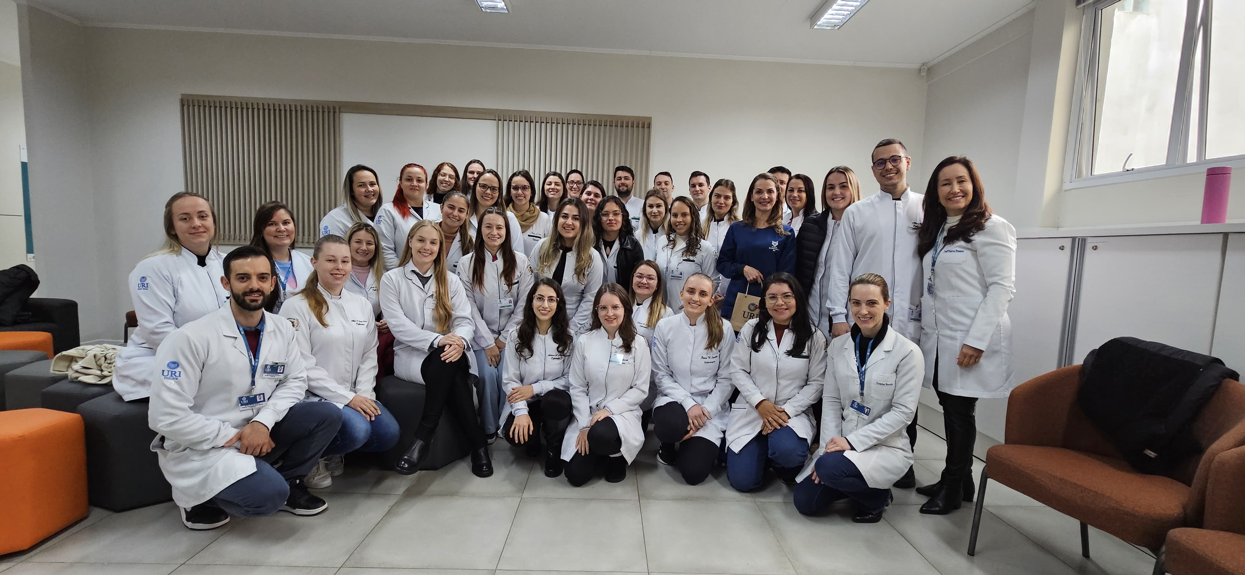 Ir para  <p><big>Acad&ecirc;micos do Est&aacute;gio Supervisionado I, do Curso de Enfermagem da URI, participaram de uma Roda de Conversa, na ter&ccedil;a-feira, 10, com a enfermeira Nandrea Vieira, do Servi&ccedil;o de...