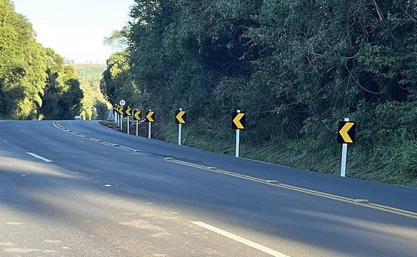 Ir para  <p>A Empresa Ga&uacute;cha de Rodovias (EGR) confirmou que ir&aacute; remover a terceira faixa em dois pontos considerados perigosos da ERS-135, nos quil&ocirc;metros 47 e 59. A interven&ccedil;&atilde;o est&aacute;...