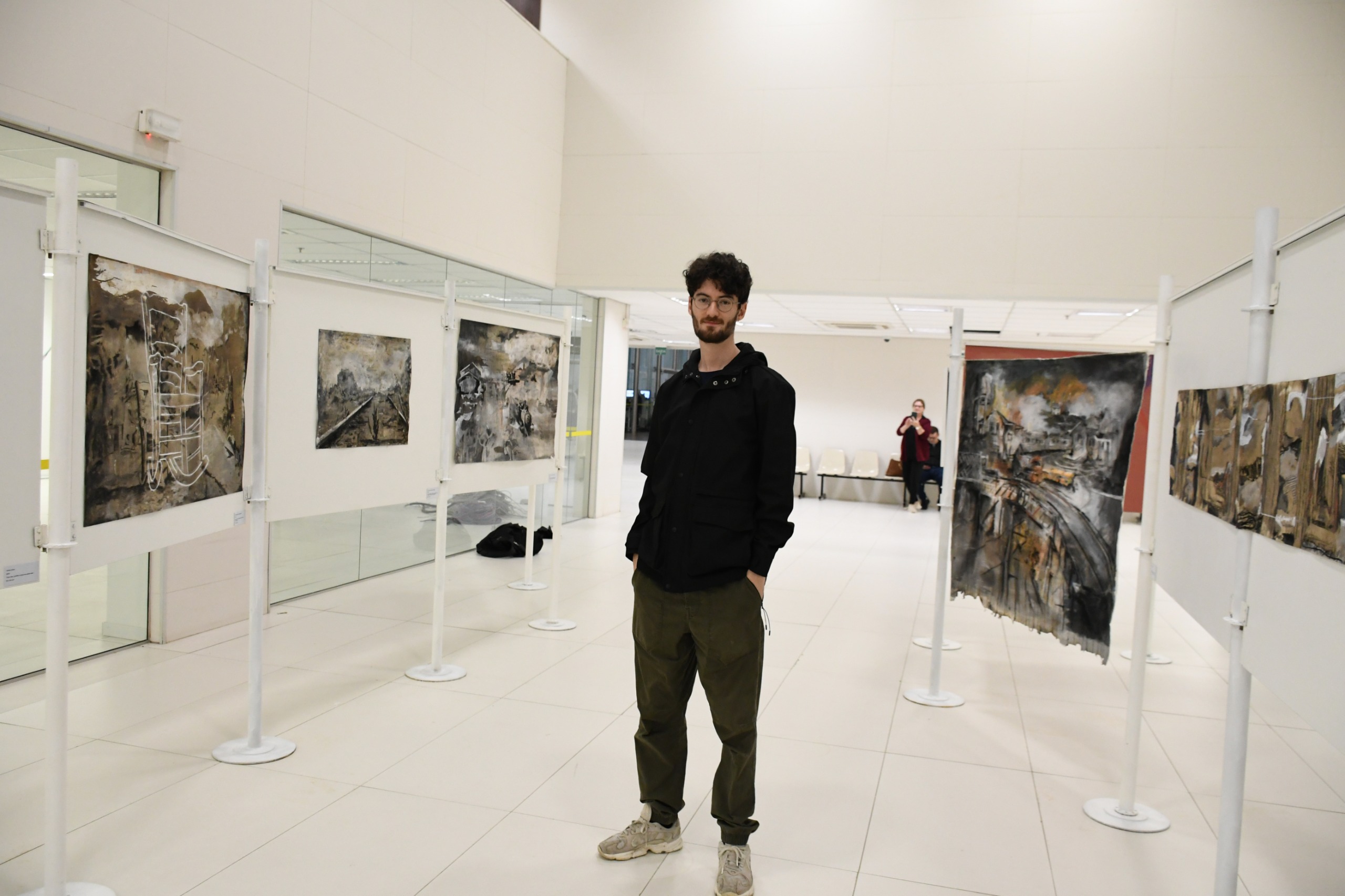 Ir para  <p>De Viadutos, no norte do Rio Grande do Sul, o artista visual Louren&ccedil;o Augusto Demarco tem se destacado por uma produ&ccedil;&atilde;o art&iacute;stica profundamente ligada &agrave; mem&oacute;ria da...