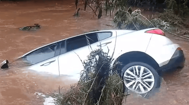 Ir para  <p>Na madrugada deste domingo (29), tr&ecirc;s ve&iacute;culos ca&iacute;ram de uma ponte encoberta pela &aacute;gua no interior de Gaurama, no Norte do Rio Grande do Sul. Segundo os Bombeiros Volunt&aacute;rios de...