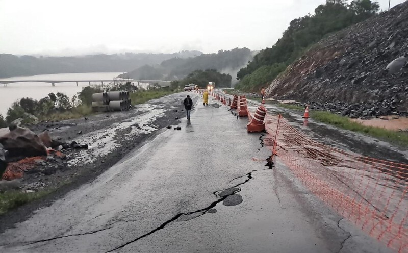 Ir para  <p>Onze anos se passaram desde que imagens registraram o cen&aacute;rio de abandono na BR-153, pr&oacute;ximo ao posto fiscal em Marcelino Ramos (RS), e pouca coisa mudou. Em 2014, o trecho foi palco de promessas...