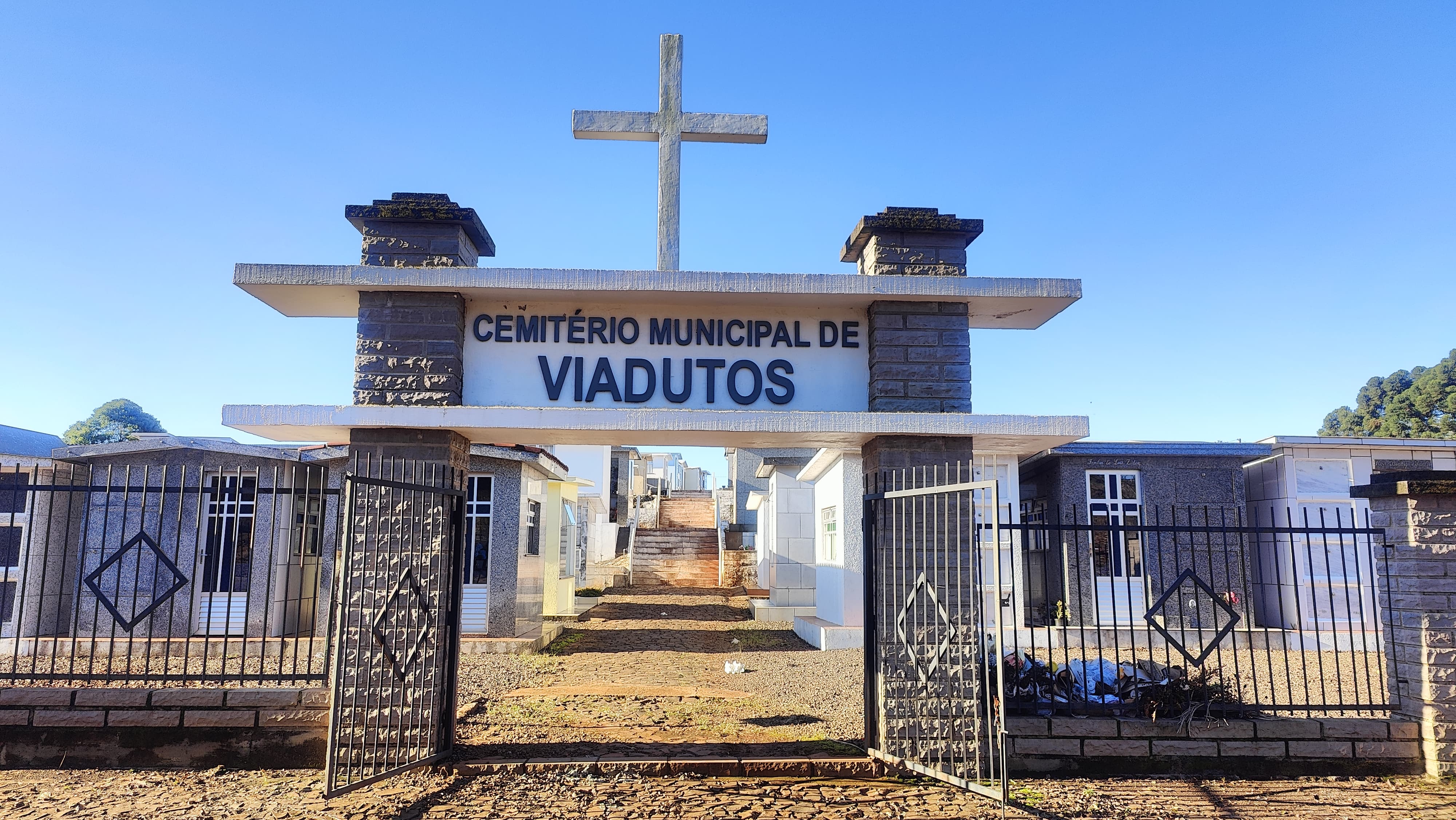 Ir para  <p><big>Um crime que revoltou a comunidade de Viadutos foi registrado nesta madrugada (01/07) .&nbsp;Quadrilha especializada furta diversos itens de valor e significado simb&oacute;lico dos t&uacute;mulos, entre eles...