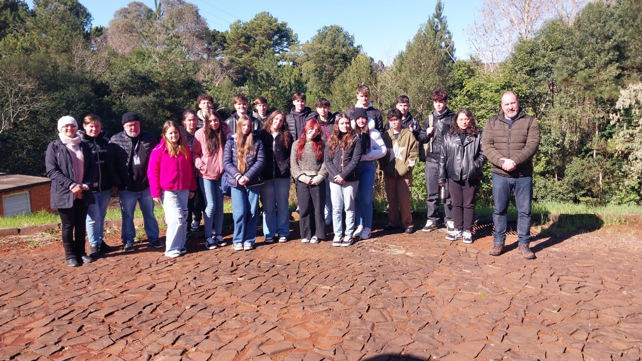 Ir para  <p>O Curso de Arquitetura e Urbanismo da URI recebeu na quinta-feira, 3, a visita de alunos do Col&eacute;gio Estadual Haid&eacute;e Tedesco Reali. A iniciativa fez parte do projeto de extens&atilde;o&nbsp;&ldquo;Janelas...