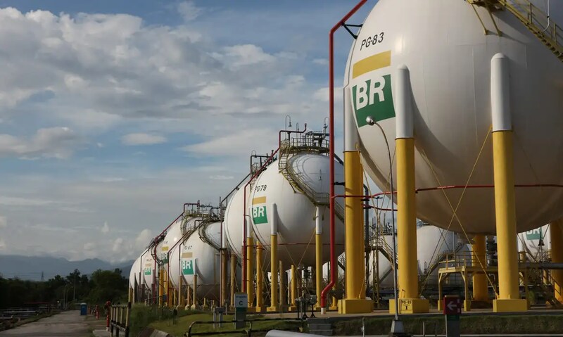 Ir para  <p>A Petrobras informou que, a partir desta sexta-feira (1&ordm;), reduzir&aacute; em cerca de 14% o pre&ccedil;o de venda da mol&eacute;cula de g&aacute;s natural para as distribuidoras. A medida segue os contratos...