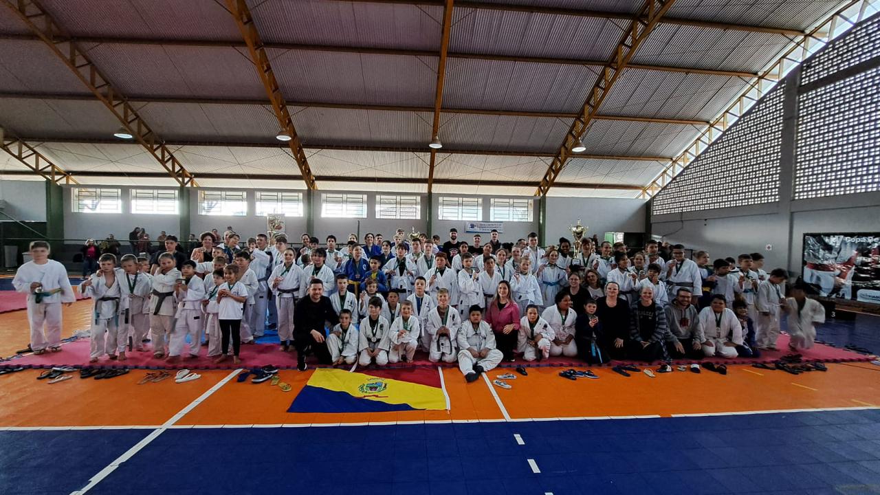 Ir para  <p>Neste s&aacute;bado, no dia 18/10 foi realizado no gin&aacute;sio de Esportes da Escola Municipal de Viadutos a IV Copa de Jud&ocirc; Norte - RS, uma parceria entre a Prefeitura de Viadutos - RS e o CRAS Viadutos teve a...