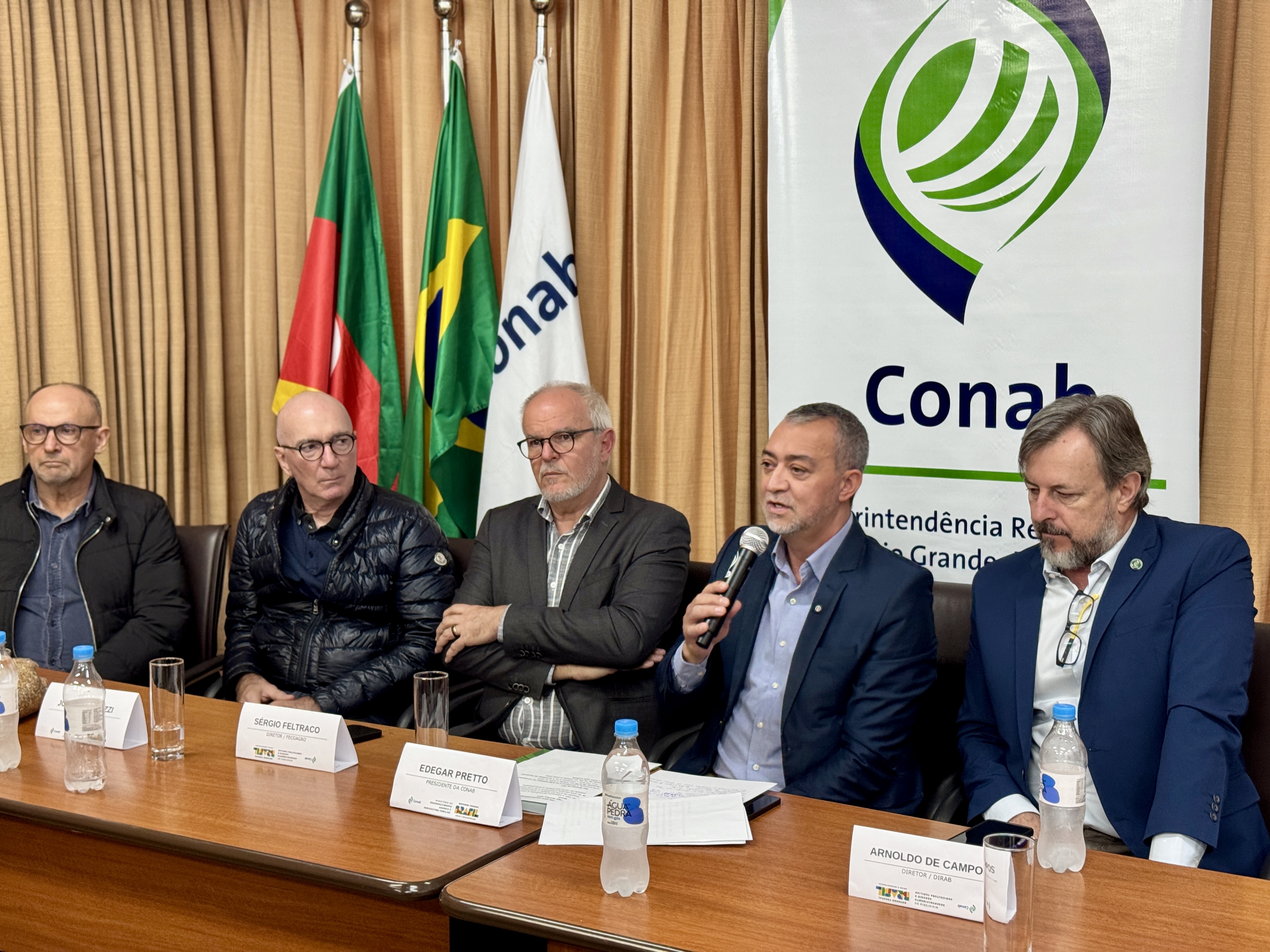 Ir para  <p>O presidente da Companhia Nacional de Abastecimento (Conab), Edegar Pretto, anunciou nesta sexta-feira (7), em Porto Alegre, a libera&ccedil;&atilde;o de R$ 67 milh&otilde;es para apoiar o escoamento e a...