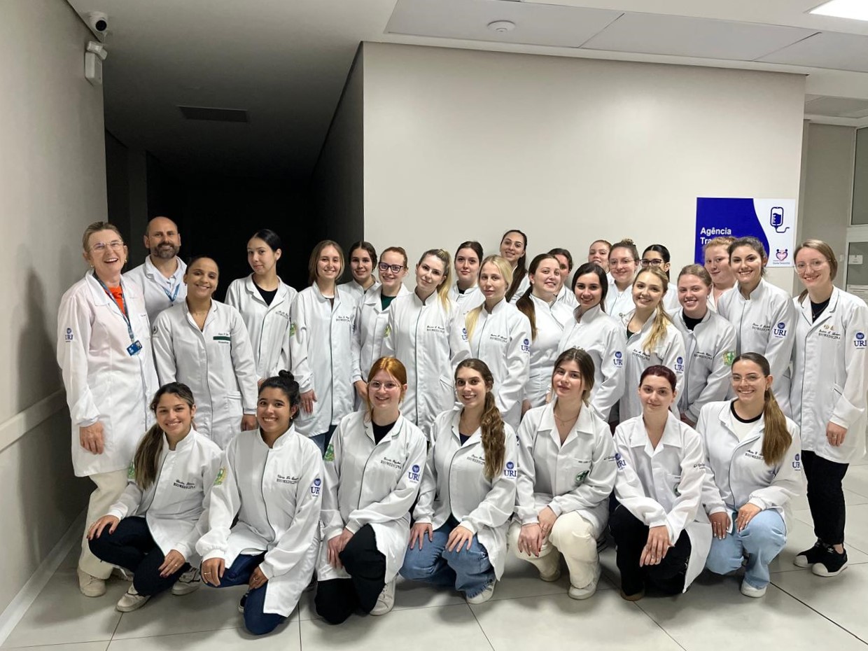 Ir para  <p>Um grupo de estudantes do Curso de Biomedicina da URI (turma 2023), participou de experi&ecirc;ncia que proporcionou uma imers&atilde;o na realidade tecnol&oacute;gica que hoje redefine os padr&otilde;es de qualidade e...