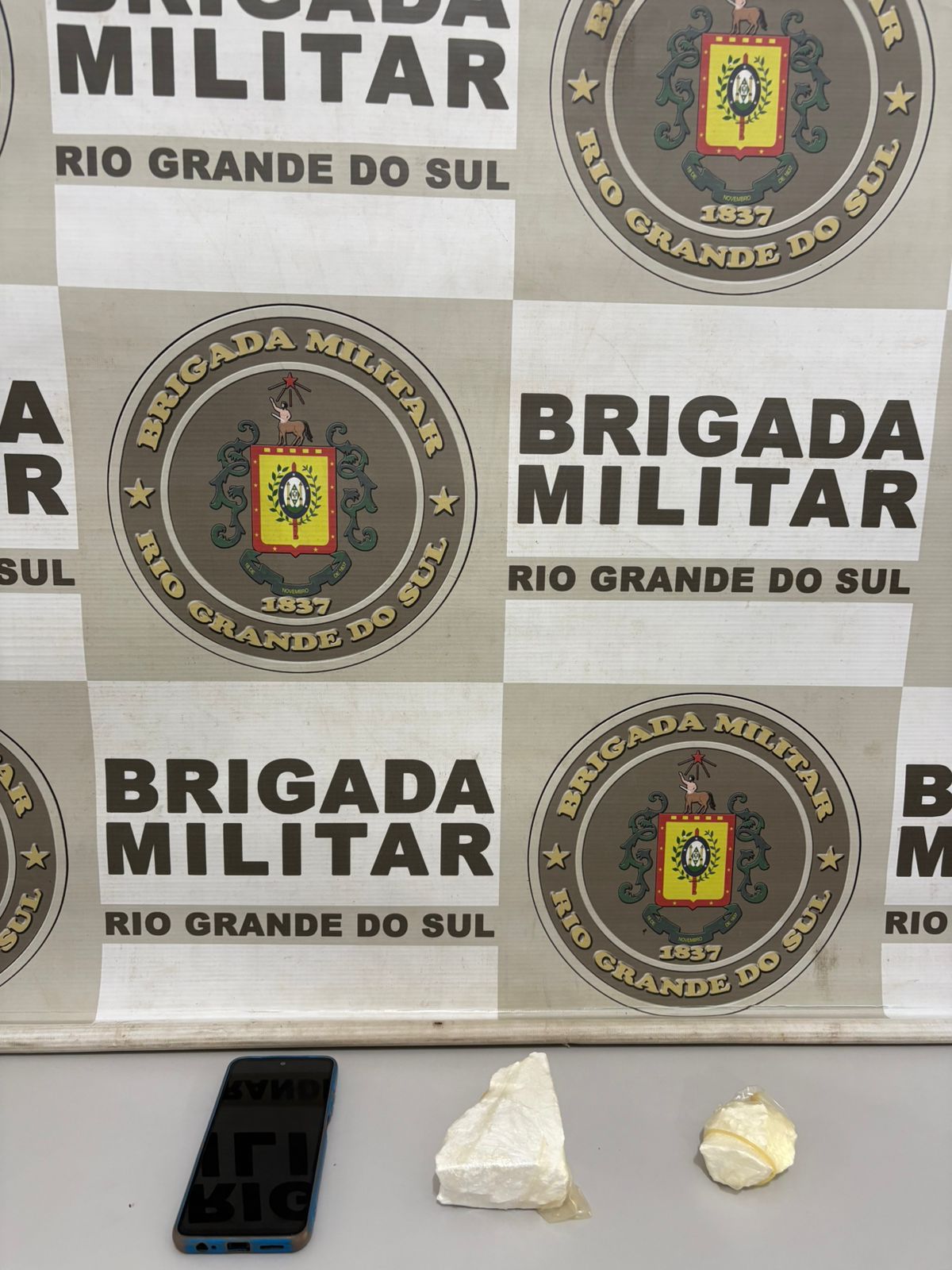 Ir para  <p>Guarni&ccedil;&otilde;es da Brigada Militar de Viadutos e Marcelino Ramos realizaram a pris&atilde;o de um homem pelo crime de tr&aacute;fico de drogas, durante a&ccedil;&atilde;o conjunta que interceptou...