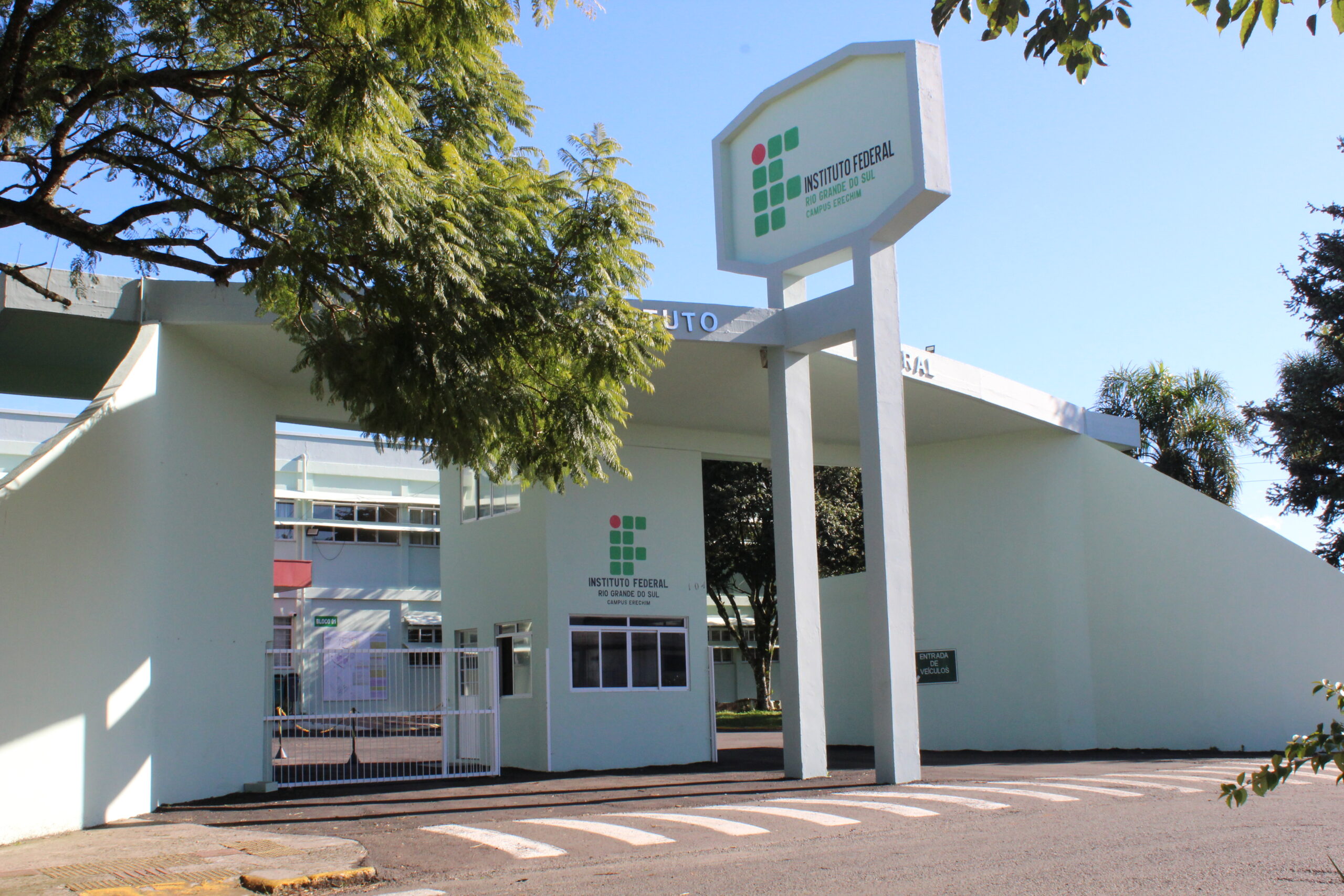 Ir para Campus Erechim do IFRS contrata professor visitante para a área de Informática com salário de até R$ 14,5 mil