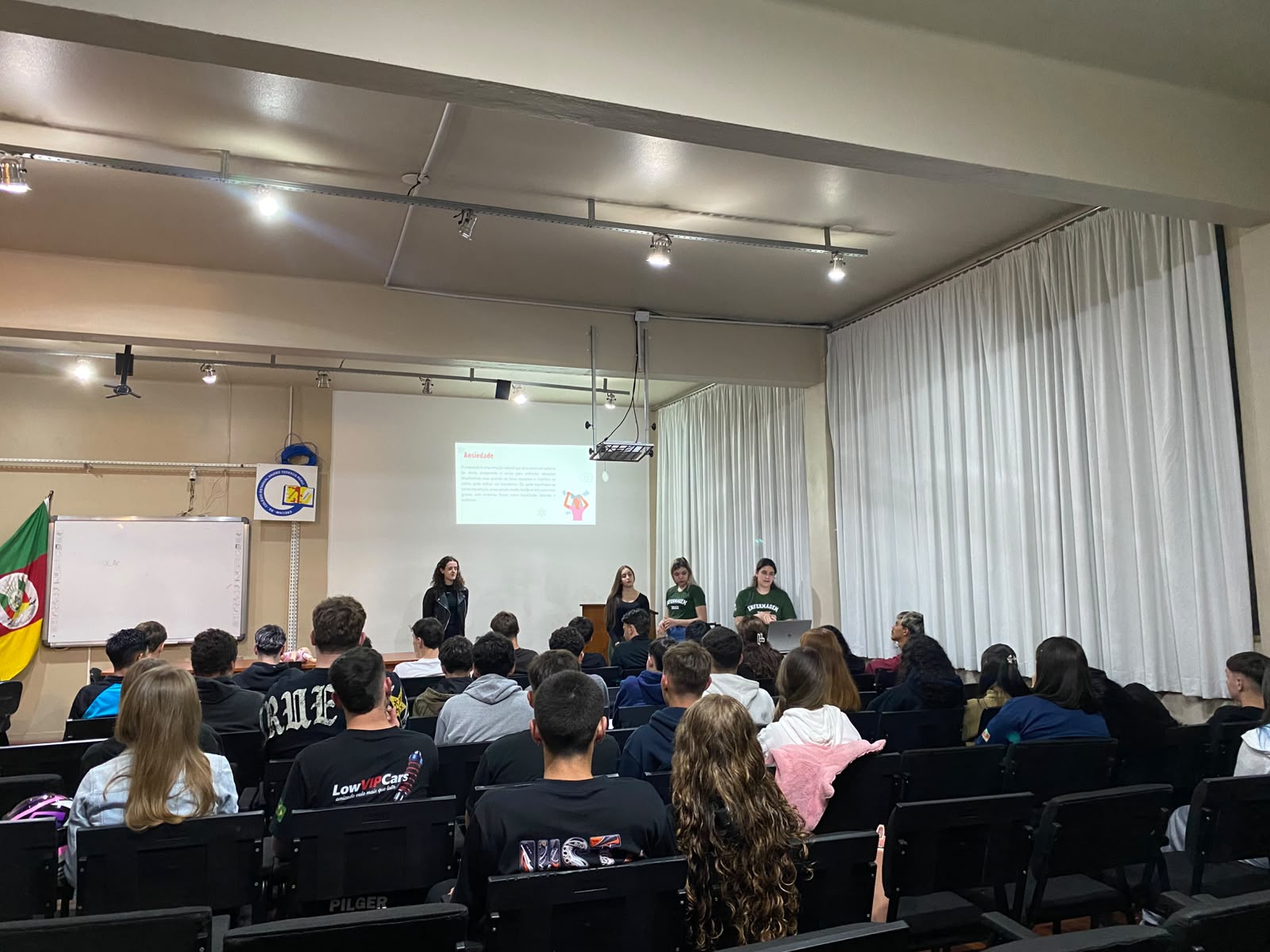 Acadêmicas de Enfermagem da URI Erechim  promovem capacitação em Primeiros Socorros para alunos do Ensino Médio 
