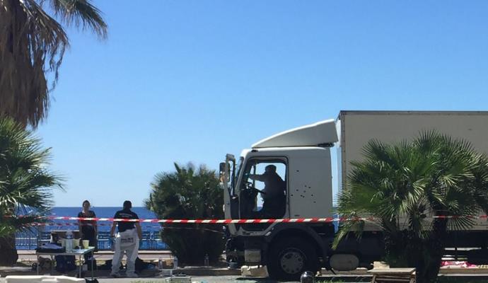 Ir para  <p>O n&uacute;mero de v&iacute;timas do ataque de um homem armado&nbsp;a bordo de um caminh&atilde;o em Nice, na Fran&ccedil;a, aumentou nesta sexta-feira para 84. O presidente franc&ecirc;s, Fran&ccedil;ois...