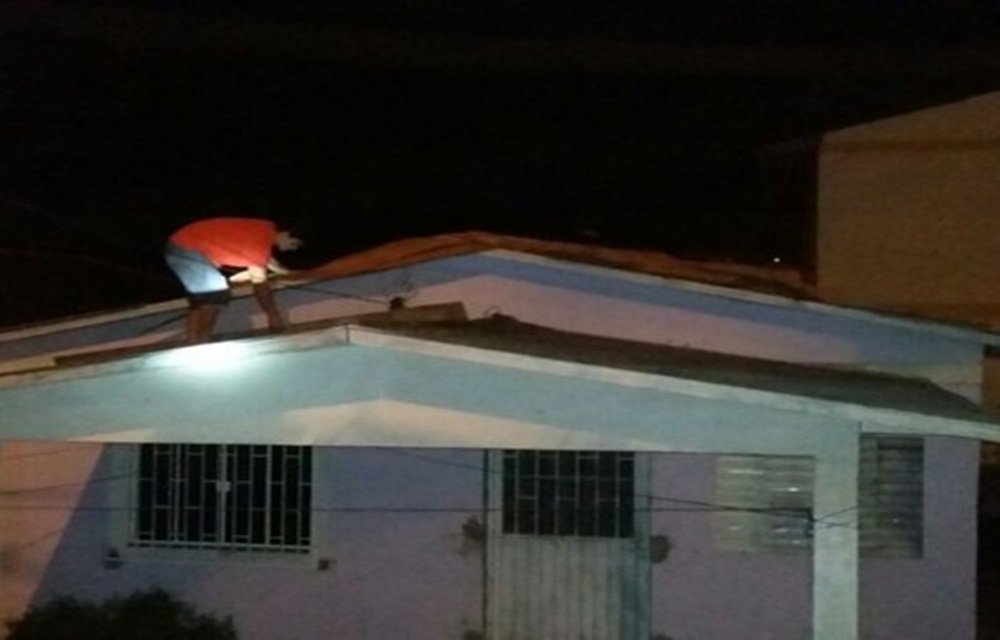 Ir para  <p>A chuva e o vento que chegaram a Erechim na madrugada desta ter&ccedil;a-feira (13), deixaram estragos em pelo menos uma resid&ecirc;ncia no Bairro Koller. De acordo com o coordenador da Defesa Civil Municipal, Ronaldo Manica, a...
