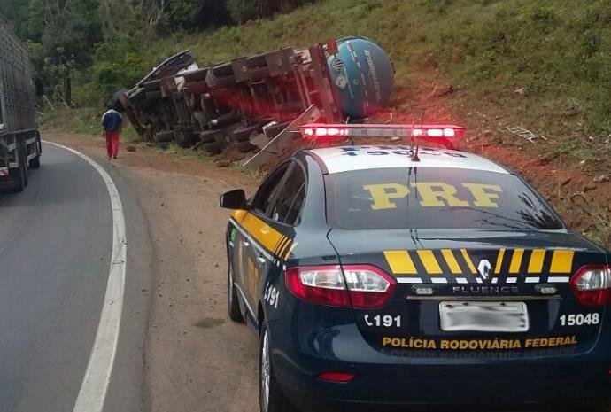 Ir para  <p><big>Uma carreta carregada de biodiesel tombou na tarde desta segunda, no km 10 da BR 153, em Marcelino Ramos, no Norte do Estado. Segundo a Pol&iacute;cia Rodovi&aacute;ria Federal (PRF),&nbsp;o Volvo, com placa de...
