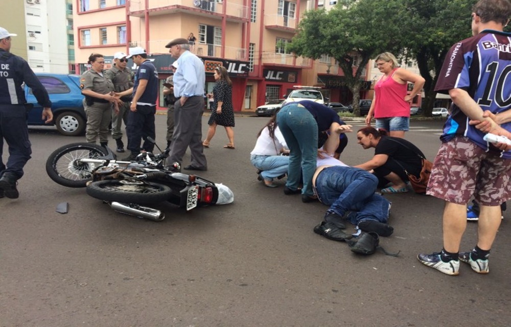Ir para  <p>Um acidente de tr&acirc;nsito na Rua Valentim Zambonato no entroncamento com a Avenida Amintas Maciel no centro de Erechim envolveu um carro e uma motocicleta e deixou o motociclista ferido na tarde desta quarta-feira,...