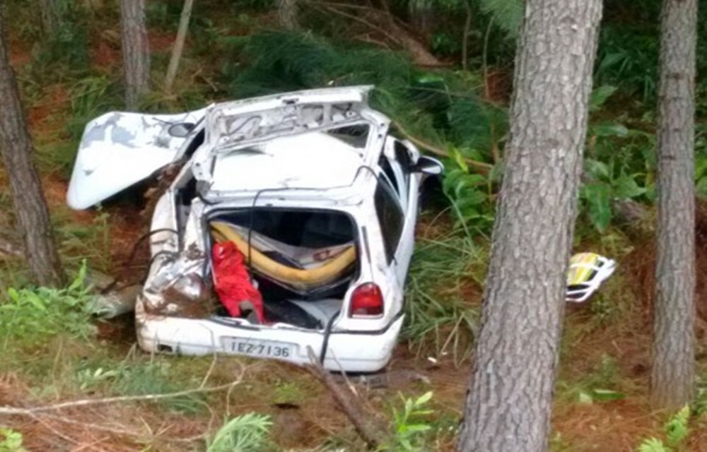 Ir para  <p>Um acidente de tr&acirc;nsito deixou cinco pessoas feridas neste domingo, 18. O fato ocorreu &nbsp;na RS 211 e envolveu um ve&iacute;culo VW/Gol com placas de &Aacute;urea. No autom&oacute;vel haviam cinco pessoas que...