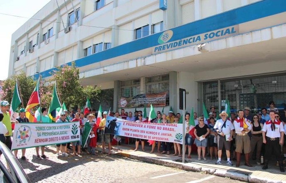 Ir para  <p>Com bandeiras e cartazes, cerca de 150 pessoas participaram na manh&atilde; deste domingo de uma manifesta&ccedil;&atilde;o com o objetivo de chamar a aten&ccedil;&atilde;o dos parlamentares sobre as duras medidas...
