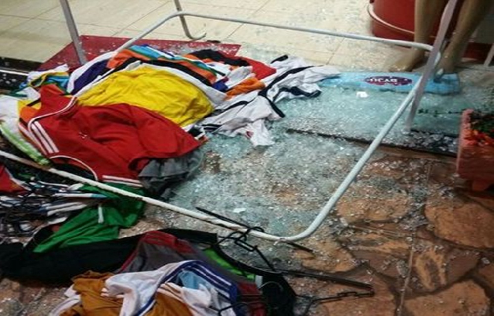 Ir para  <p>Soldados da Brigada Militar apreenderam na madrugada desta quinta-feira (22),um adolescente de &nbsp;16 anos, suspeito de integrar um grupo de assaltantes que furtou uma loja na Rua Dilgai Parenti, Bairro Atl&acirc;ntico, em...