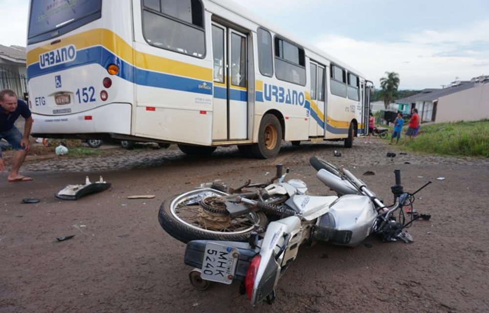 Ir para  <p>O condutor de uma motocicleta com placa de Timb&oacute;-SC, que trafegava pela rua Caetano Alberto Rosset, no bairro Novo Atl&acirc;ntico, em Erechim, sofreu ferimentos grav&iacute;ssimos ao bater contra um &ocirc;nibus...