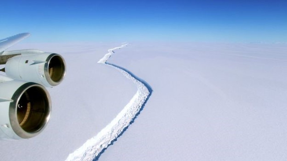 Ir para  <p>Um gigantesco iceberg - que seria um dos dez maiores do mundo - pode se desprender a qualquer momento da Ant&aacute;rtida, dizem cientistas.</p>

<p>Uma imensa rachadura na plataforma de gelo Larsen C cresceu de tal...