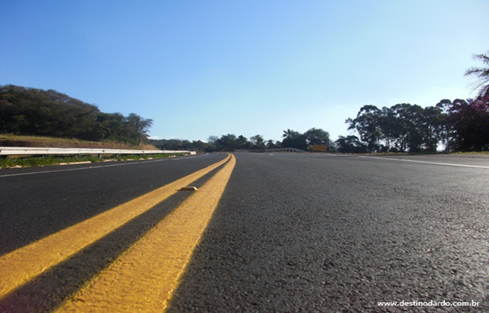 Ir para  <p>Um caminh&atilde;o foi consumido pelo fogo na tarde desta ter&ccedil;a-feira ap&oacute;s uma sa&iacute;da de pista. O acidente aconteceu pr&oacute;ximo ao acesso a Usina de Machadinho. O caminh&atilde;o...