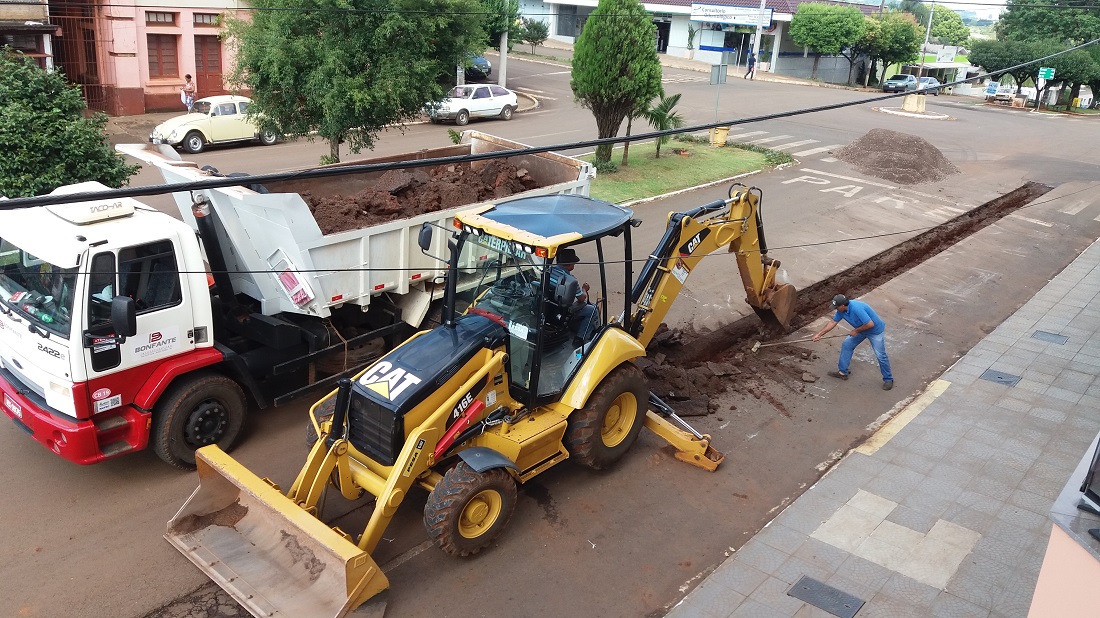 Ir para  <p>Iniciaram-se hoje (26/01)&nbsp;os trabalhos de retirada do piso provis&oacute;rio que cobria as fendas feitas em ruas de Viadutos para a substitui&ccedil;&atilde;o da rede h&iacute;drica, ainda no segundo semestre de...