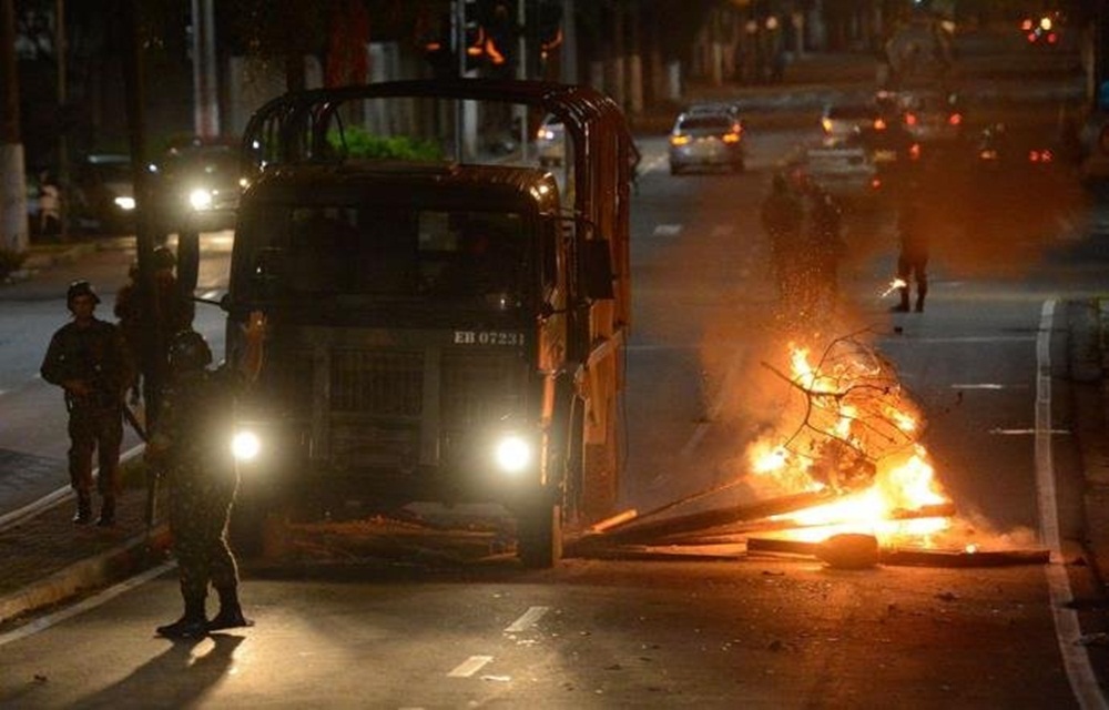 Ir para  <p>O governo do Esp&iacute;rito Santo publicou na edi&ccedil;&atilde;o desta quarta do Di&aacute;rio Oficial do Estado decreto que transfere o controle operacional dos &oacute;rg&atilde;os de seguran&ccedil;a...