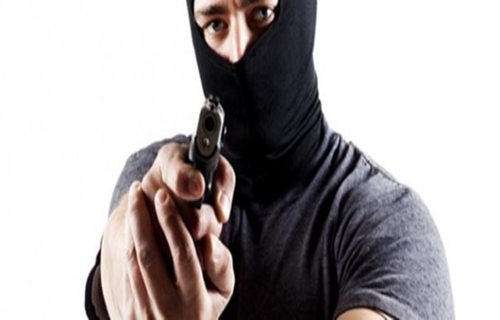 Ir para  <p>Bandidos armados e encapuzados assaltaram uma resid&ecirc;ncia e roubaram duas caminhonetes na madrugada desta quinta-feira (16),&nbsp;em Arvoredo. Segundo informa&ccedil;&otilde;es da Pol&iacute;cia Militar, os...