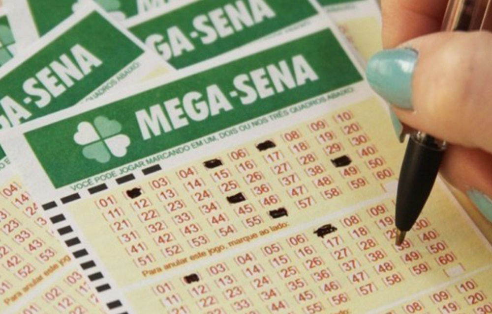 Ir para  <p>Ningu&eacute;m acertou as seis dezenas do concurso 1.909 da Mega-Sena na noite deste s&aacute;bado (4) e o pr&ecirc;mio acumulou. Os n&uacute;meros que sa&iacute;ram foram:&nbsp;<strong>11 - 40 - 43 - 45 -...