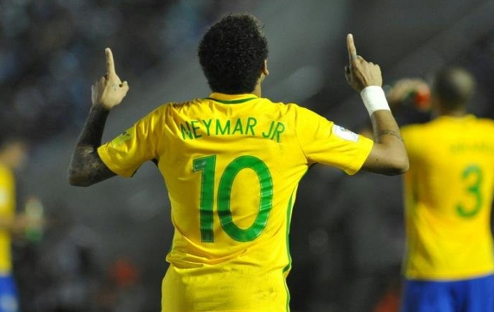 Ir para  <p>O Brasil j&aacute; est&aacute; com um p&eacute; na R&uacute;ssia. Mostrando qualidade e poder de rea&ccedil;&atilde;o, a Sele&ccedil;&atilde;o Brasileira n&atilde;o s&oacute; derrotou o Uruguai...