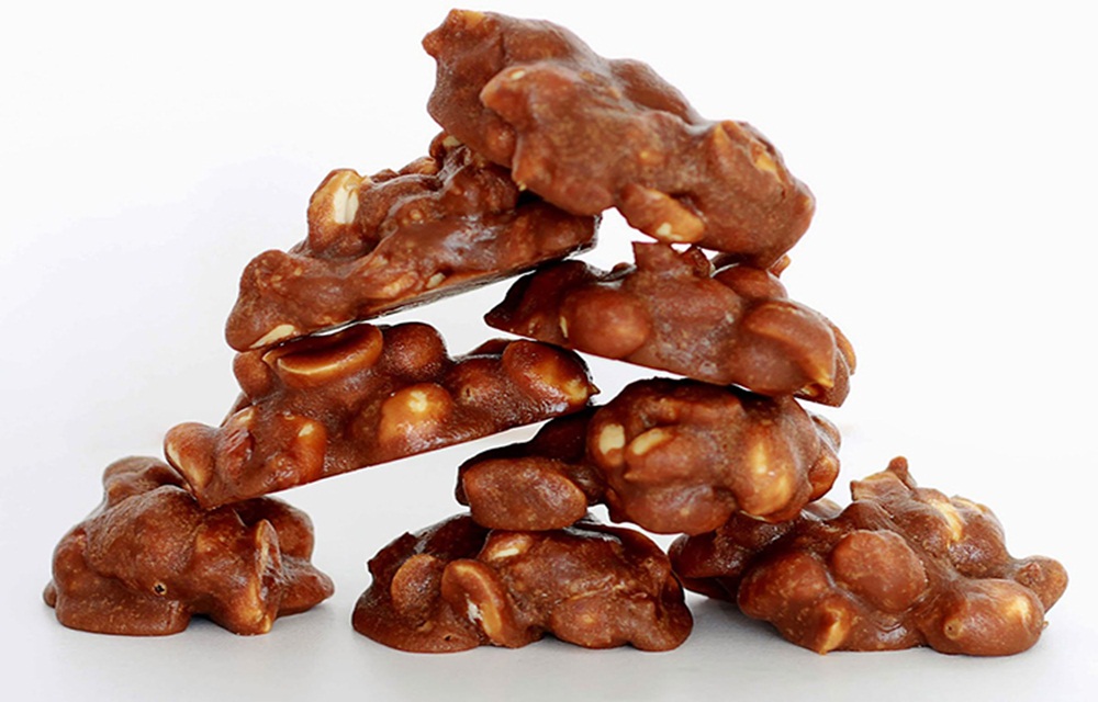 Ir para  <p>500 gr de amendoim torrado e sem pele;</p>

<p>3 x&iacute;caras de a&ccedil;&uacute;car;</p>

<p>1 x&iacute;cara de achocolatado em p&oacute;;</p>

<p>2 colheres de...