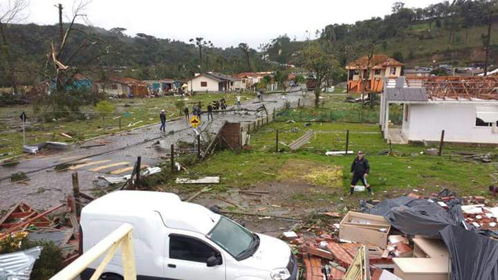 Ir para  <p><big>Por volta das 02:30 desta madrugada dia 08, aconteceu um tornado &nbsp;atingindo violentamente a Serra Gaucha &nbsp;mais precisamente a regi&atilde;o de Vila Oliva, Caxias do Sul.<br />
<br />
A...