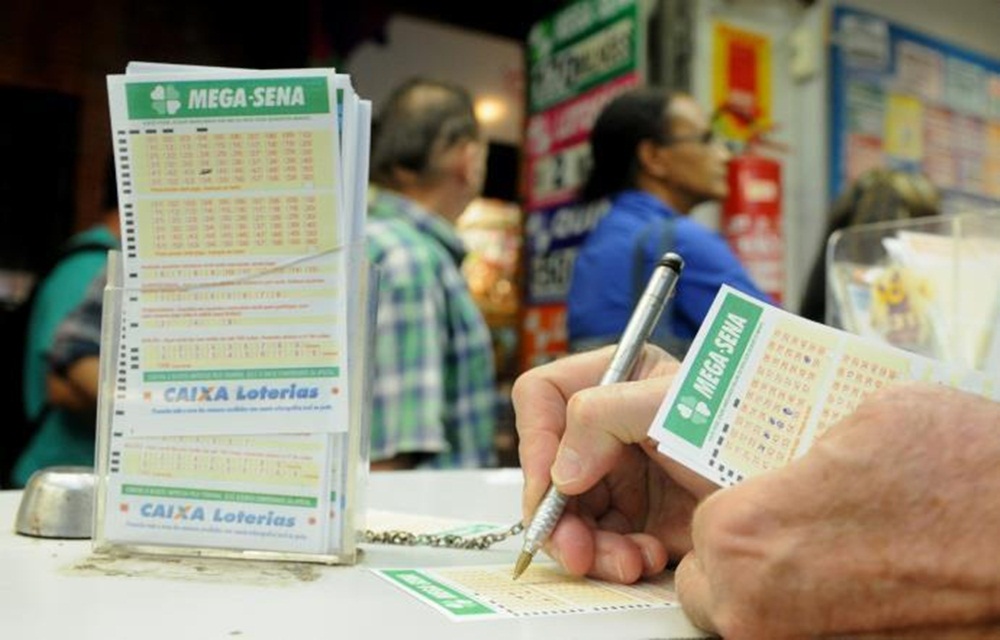 Ir para  <p>Ningu&eacute;m acertou as seis dezenas do concurso 1.949 da Mega-Sena, que ocorreu na noite deste s&aacute;bado em Ipameri (GO). A previs&atilde;o &eacute; que o pr&oacute;ximo sorteio, na quarta-feira, tenha...