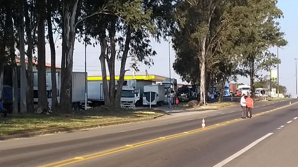 Ir para  <p><big>Caminhoneiros fazem protesto em diversas estradas do pa&iacute;s contra o aumento do pre&ccedil;o dos combust&iacute;veis. Os protestos ocorrem desde a noite dessa segunda-feira. Os caminhoneiros est&atilde;o...