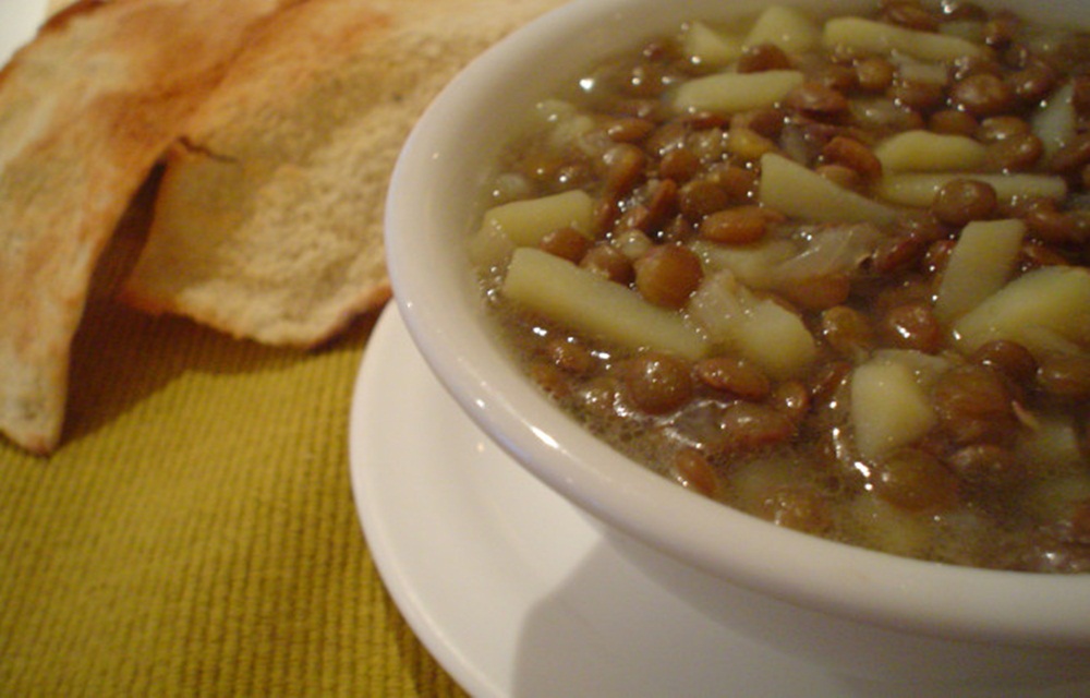 Ir para  <ul>
	<li>250 gramas de <a href="http://mdemulher.abril.com.br/receitas/busca/?ingrediente=lentilha">lentilha</a>;</li>
	<li>1,25 litro de <a...
