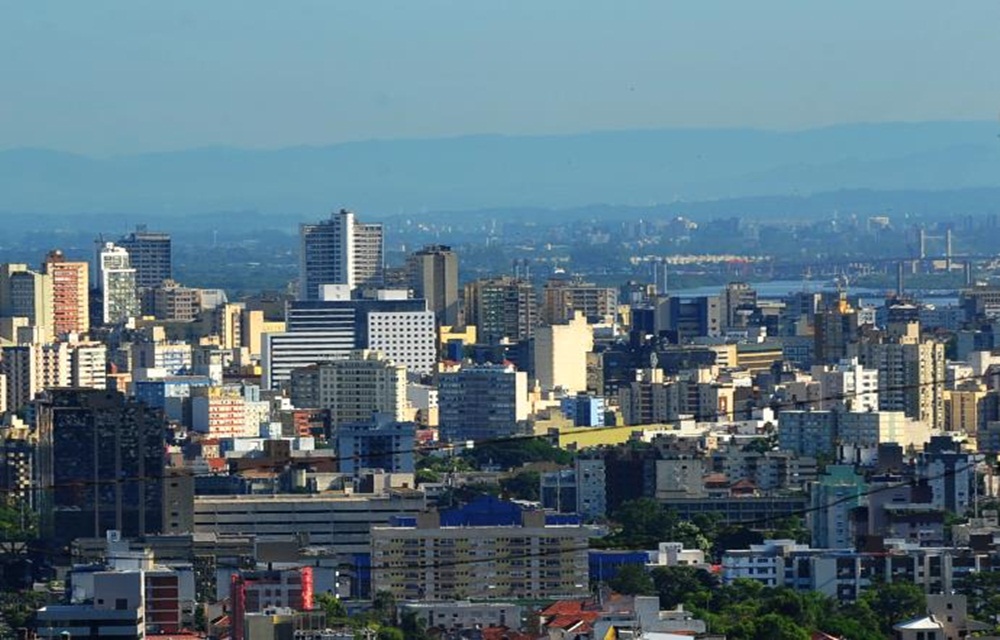 Ir para  <p>O Rio Grande do Sul ter&aacute; um s&aacute;bado com amplos per&iacute;odos de c&eacute;u claro e sol predominando em diversas regi&otilde;es. O ar seco e de alta press&atilde;o cobre o Estado e proporciona tempo...