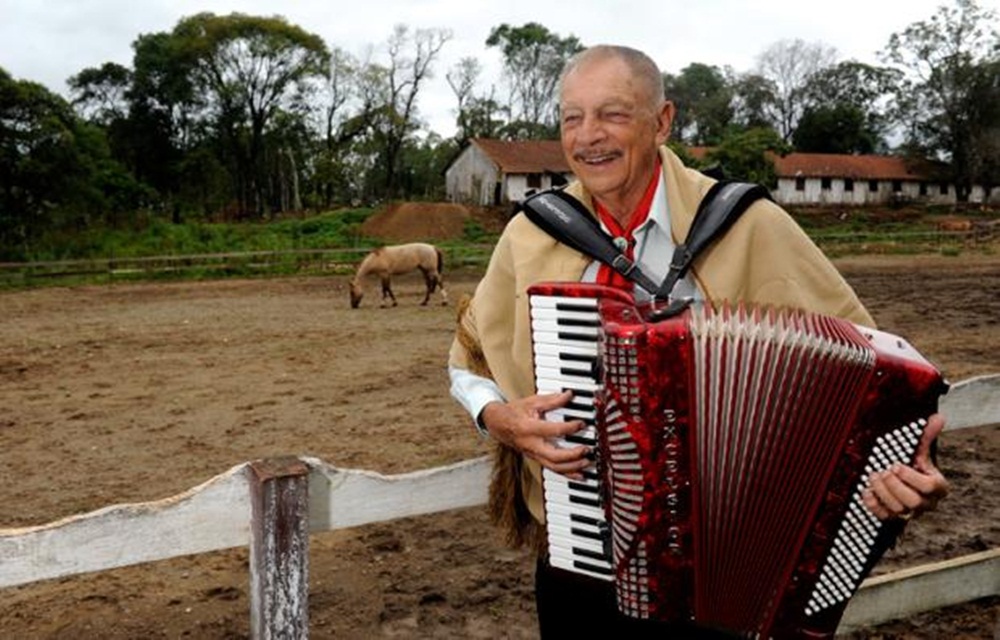 Ir para  <p>Um dos mais aclamados m&uacute;sicos regionalista do pa&iacute;s, Adelar Bertussi, 84 anos, faleceu em Curitiba (PR) na manh&atilde; deste s&aacute;bado. O hist&oacute;rico acordeonista estava internado no Hospital de...