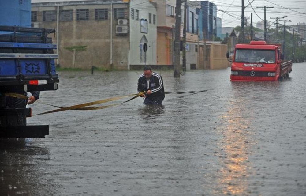 Ir para  <p>Em menos de 24 horas, choveu em Porto Alegre 74,5% da m&eacute;dia de precipita&ccedil;&atilde;o de outubro, segundo o Metroclima. Desde a tarde de ter&ccedil;a-feira at&eacute; as 13 horas desta quarta, foram 85 mm...