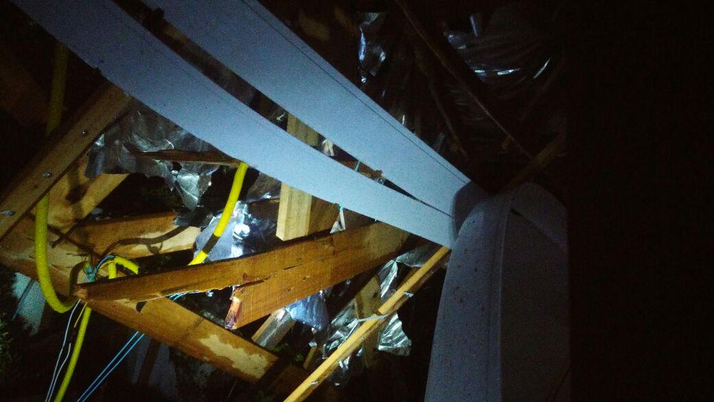 Ir para  <p><big>Uma &aacute;rvore caiu sobre uma resid&ecirc;ncia em Erechim na noite desta quinta-feira(12). O Corpo de Bombeiros foi chamado por volta de 22h30 e enviou uma equipe para o...
