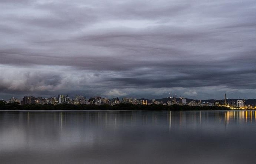 Ir para  <p>O Rio Grande do Sul volta a ter um per&iacute;odo de chuva a partir desta quarta-feira. De acordo com a MetSul Metereologia, &aacute;reas de instabilidades que avan&ccedil;am pelo Oeste e Noroeste podem provocar pancadas de...