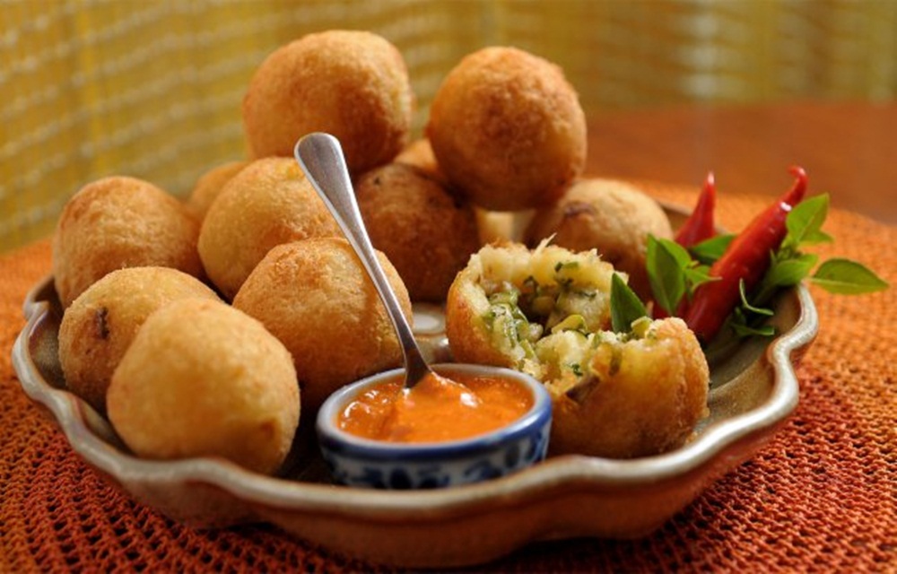 Ir para  <p>1 e 1/2 kg de peixe limpo e refogado;<br />
.750 g de mandioca cozida;<br />
.1 x&iacute;cara (ch&aacute;) de farinha de trigo;<br />
.1/4 de x&iacute;cara (ch&aacute;) de salsa picada;<br...