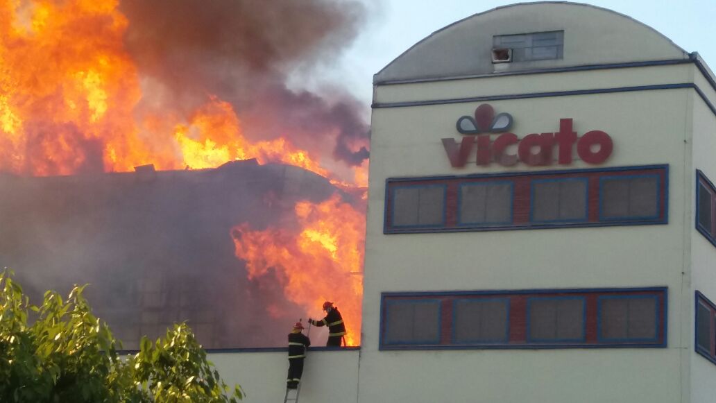Ir para  <p><big>Um inc&ecirc;ndio de grandes propor&ccedil;&otilde;es foi registrado na tarde desta sexta-feira (01) na unidade de armazenagem de trigo, da empresa Vicato Alimentos. Segundo informa&ccedil;&otilde;es...