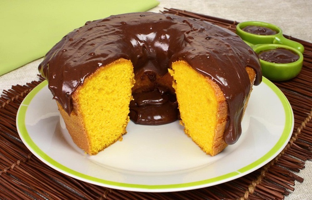 Ir para  <p>3 x&iacute;caras de farinha de trigo;</p>

<p>2 x&iacute;caras de a&ccedil;&uacute;car;</p>

<p>1 colher (sobremesa) de fermento em p&oacute;;</p>

<p>3 cenouras...