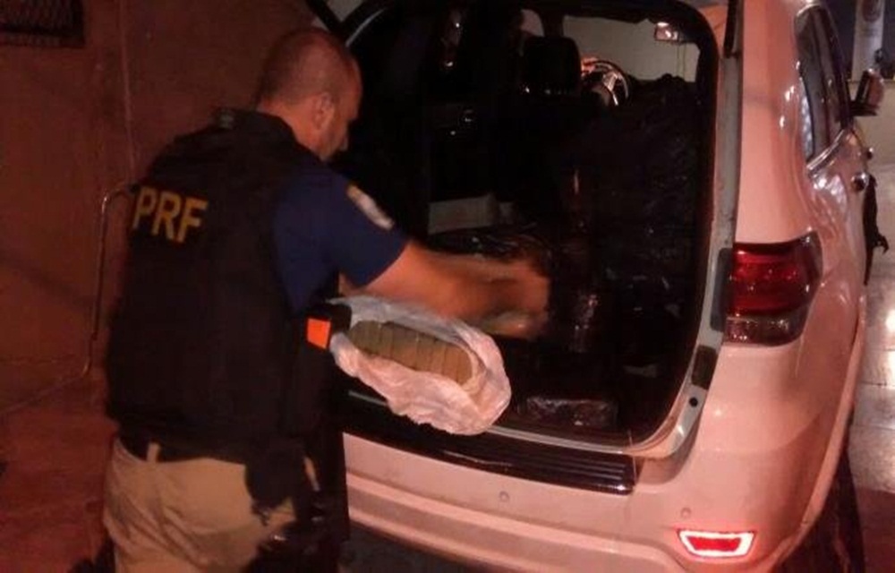 Ir para  <p>Ap&oacute;s persegui&ccedil;&atilde;o a um Jeep Cherokee, a Pol&iacute;cia Rodovi&aacute;ria Federal (PRF) apreendeu 1 tonelada de maconha na BR 116, em Gua&iacute;ba. O caso ocorreu na noite de...