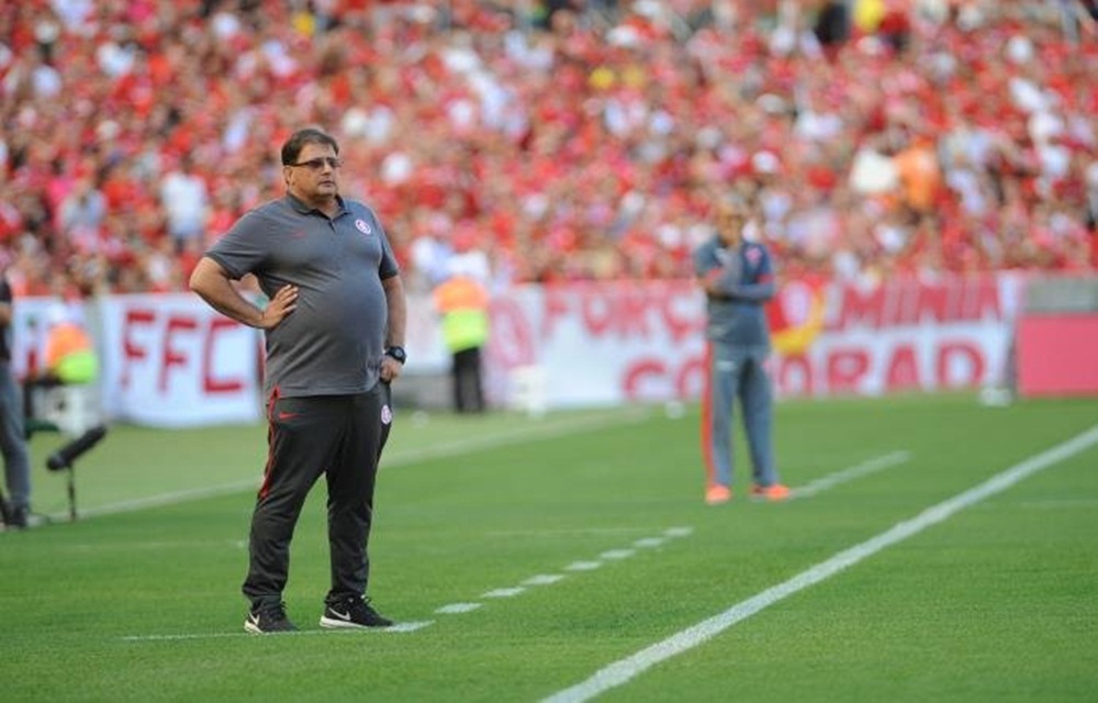 Ir para  <p>O t&eacute;cnico Guto Ferreira n&atilde;o resistiu ao <strong><a href="http://www.correiodopovo.com.br/Esportes/Futebol/Inter/2017/11/634235/Inter-joga-mal,-so-empata-com-o-Vila-Nova-e-adia-acesso-a-Serie-A"...