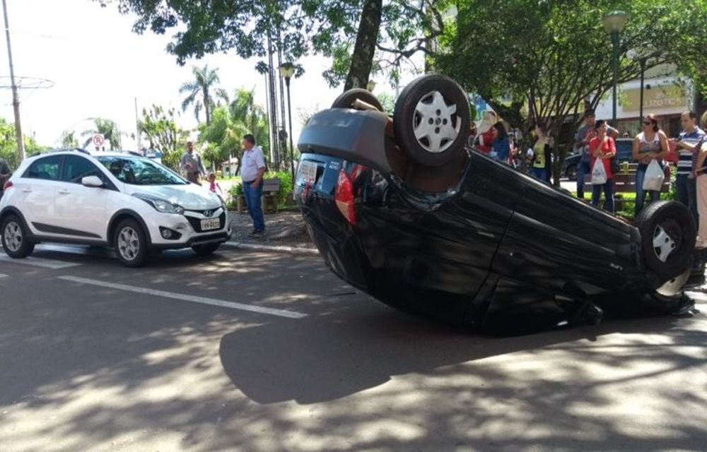Ir para  <p>Um autom&oacute;vel capotou na Av. Maur&iacute;cio Cardoso no fim da manh&atilde; desta sexta-feira(1). O carro trafegava no sentido bairro-centro quando foi abalroado na lateral por outro. Ningu&eacute;m se...